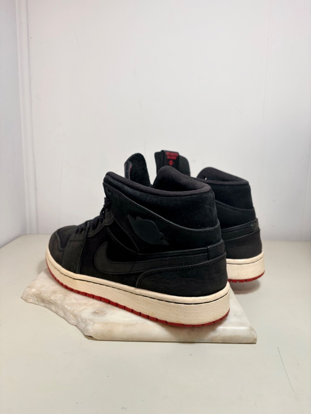 AIR Jordan 1 Mens Size 9 Nouveau Mid Black Red - Picture 2 of 9